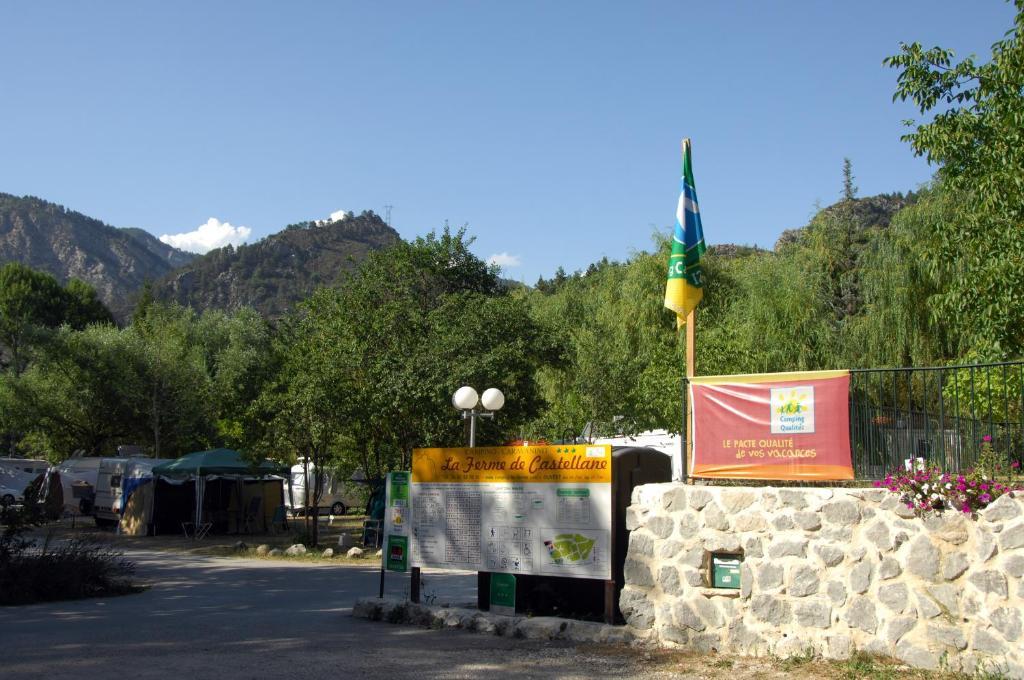 Camping La Ferme de Castellane Exterior foto
